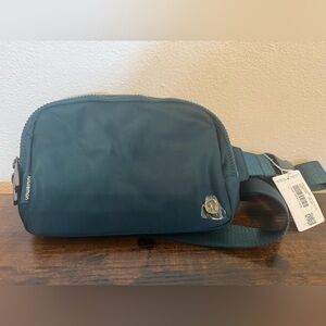 NWT 2L Storm Teal Long Strap Lululemon Everywhere belt bag